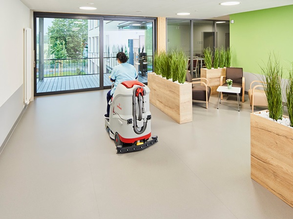 Reinigung von nora Kautschukboden mit Reinigungsmaschine