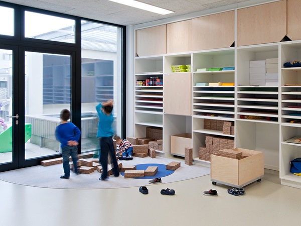 The flooring plays a major role in the school's building concept: the kids play on the floor, sit and use it as a work surface to learn, write and paint