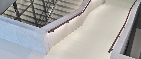 Solution d'escalier avec revêtements de sol nora dans un bâtiment de recherche suisse
