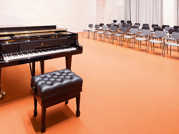A damping floor covering creates a pleasant atmosphere by ensuring good room acoustics.