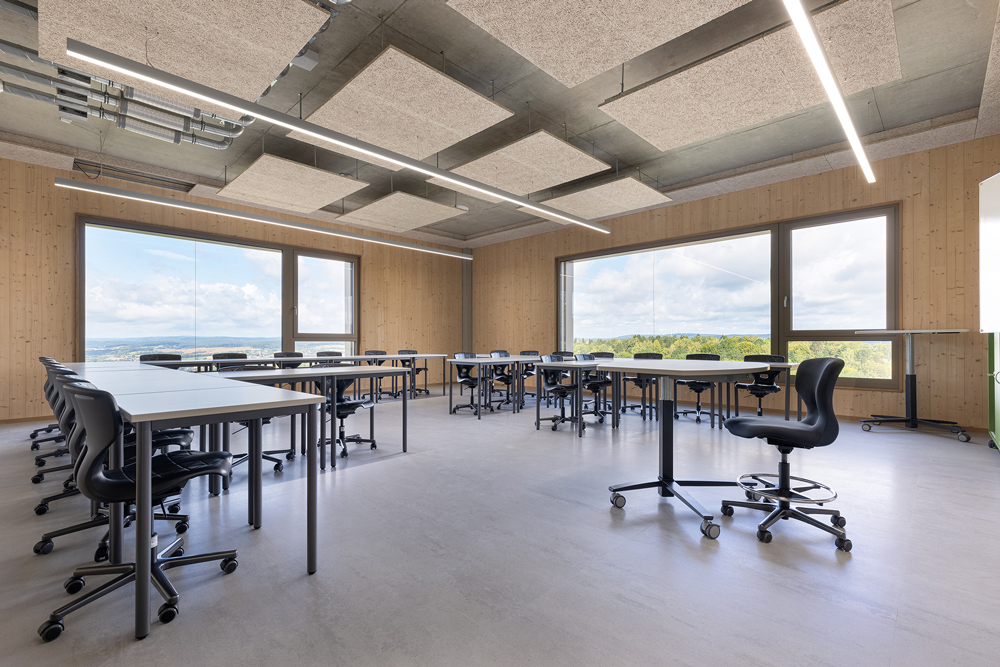 Konzentrationsförderndes Ambiente im Schulneubau: Klassenraum, ruhiges Farbkonzept, Panoramafenster