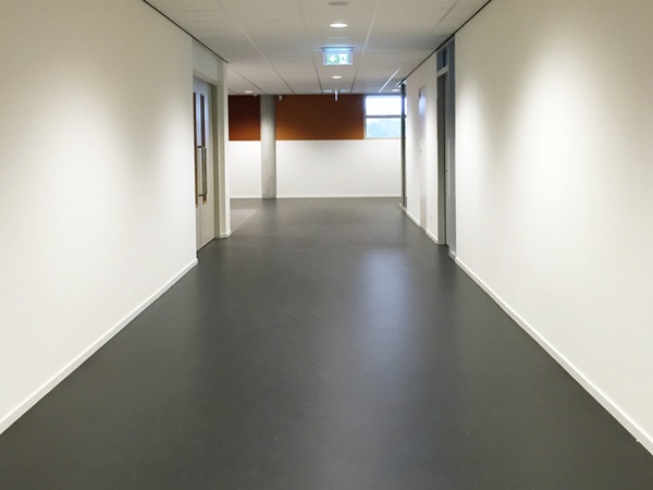 dark grey noraplan unita floor covering in school corridor