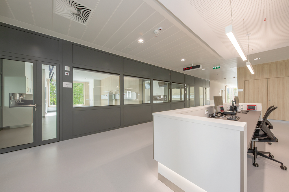 Klinikkonzept mit Ausblick auf Stationsstützpunkt und Natur, um Verlassensängste aufzufangen