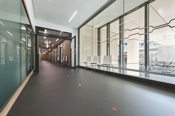 Krankenhausflur mit Wartebereich