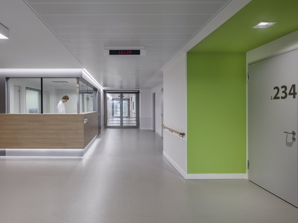 ruhiges Ambiente: Krankenhausplanung mit Bodenbelag noraplan sentica
