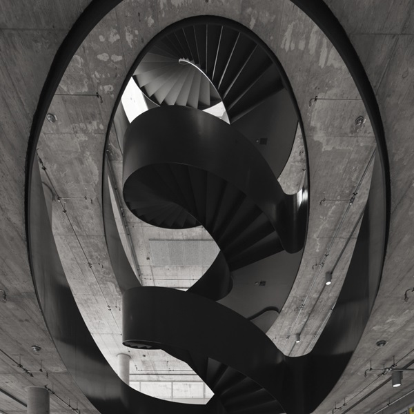 Eine Treppe wie eine Skulptur im Neubau des BIMSB des MDC