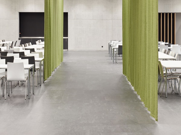 réduction du niveau de bruit dans une cantine: Les sols nora diminuent significativement les bruits de pas