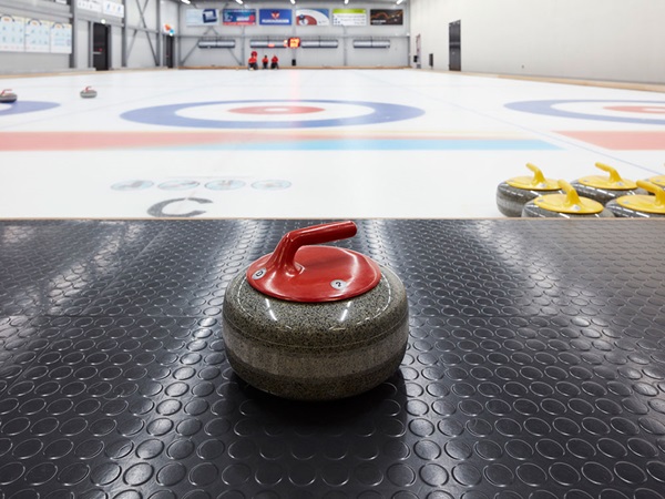 Curlingstein auf norament 992 Noppenbelag für Bereiche mit extremen Anforderungen