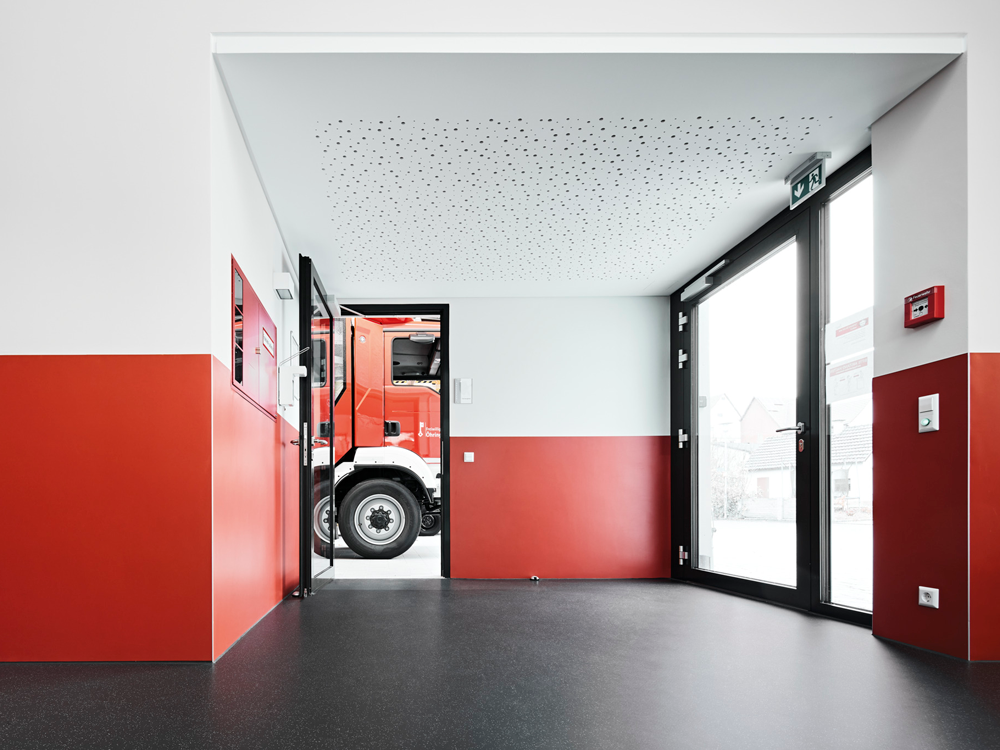noraplan wall : Élément de design et protection : revêtement mural noraplan rouge