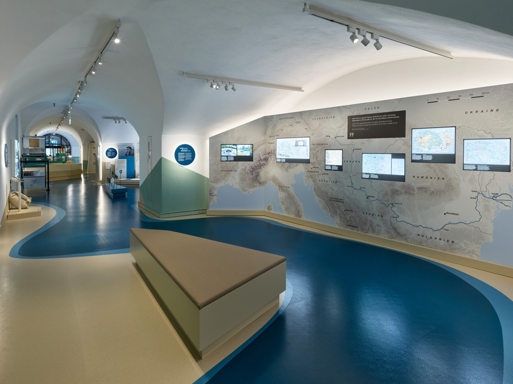 Die Donau - Flußlauf auf Wandkarte und als Gestaltungselement im Boden. Donauschwäbisches Zentralmuseum Ulm