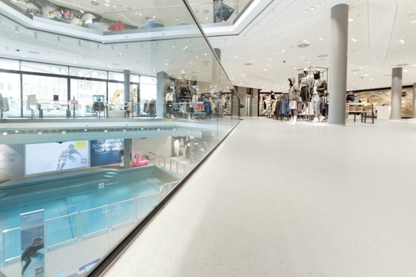 Blick durch die Etagen zur stehenden Welle im Sporthaus